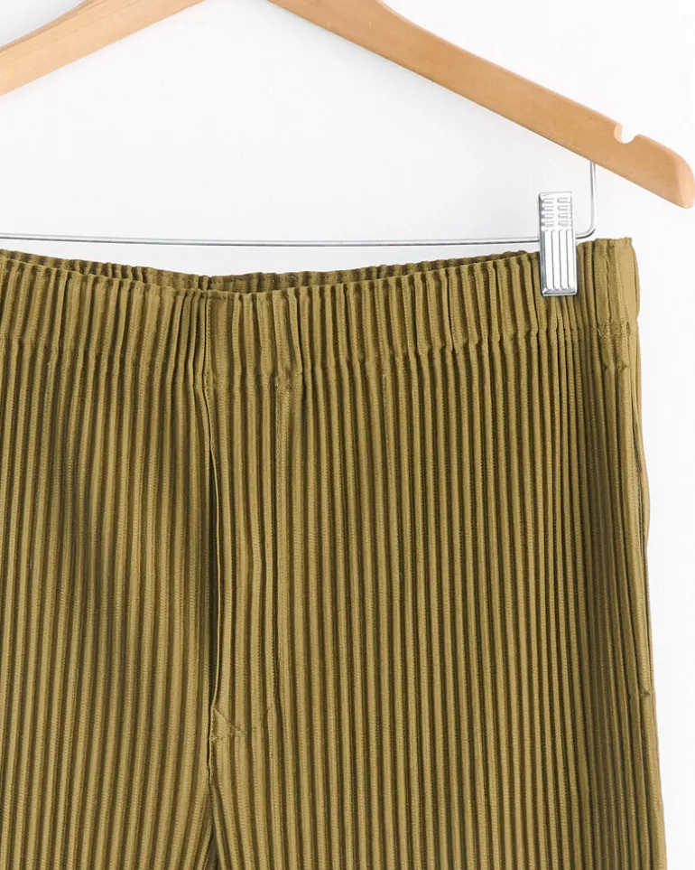 Color Pleats Short in Olive Khaki