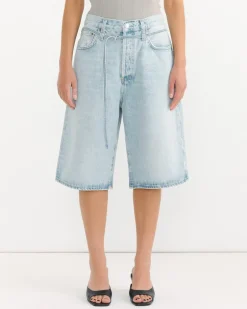 Emmi Short in Replica