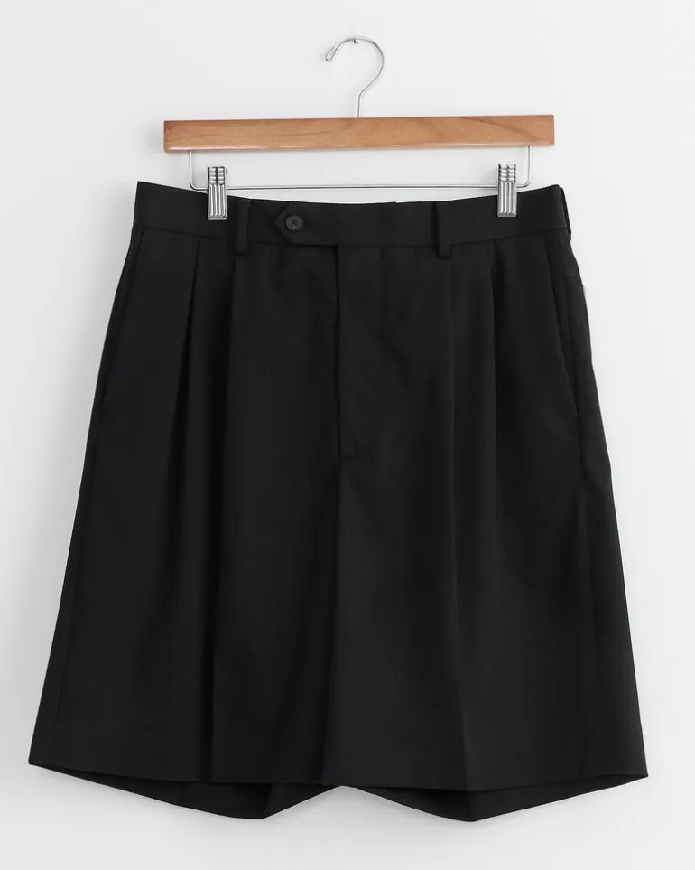 Light Wool Gabardine Short in Top Black
