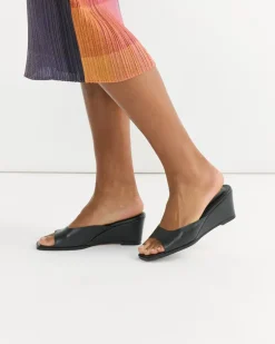 Moderna Wedge Sandal in Black