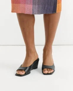 Moderna Wedge Sandal in Black