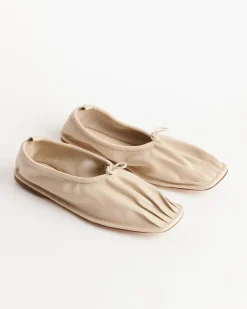 Puntera Supple Shiny Flat in Cream
