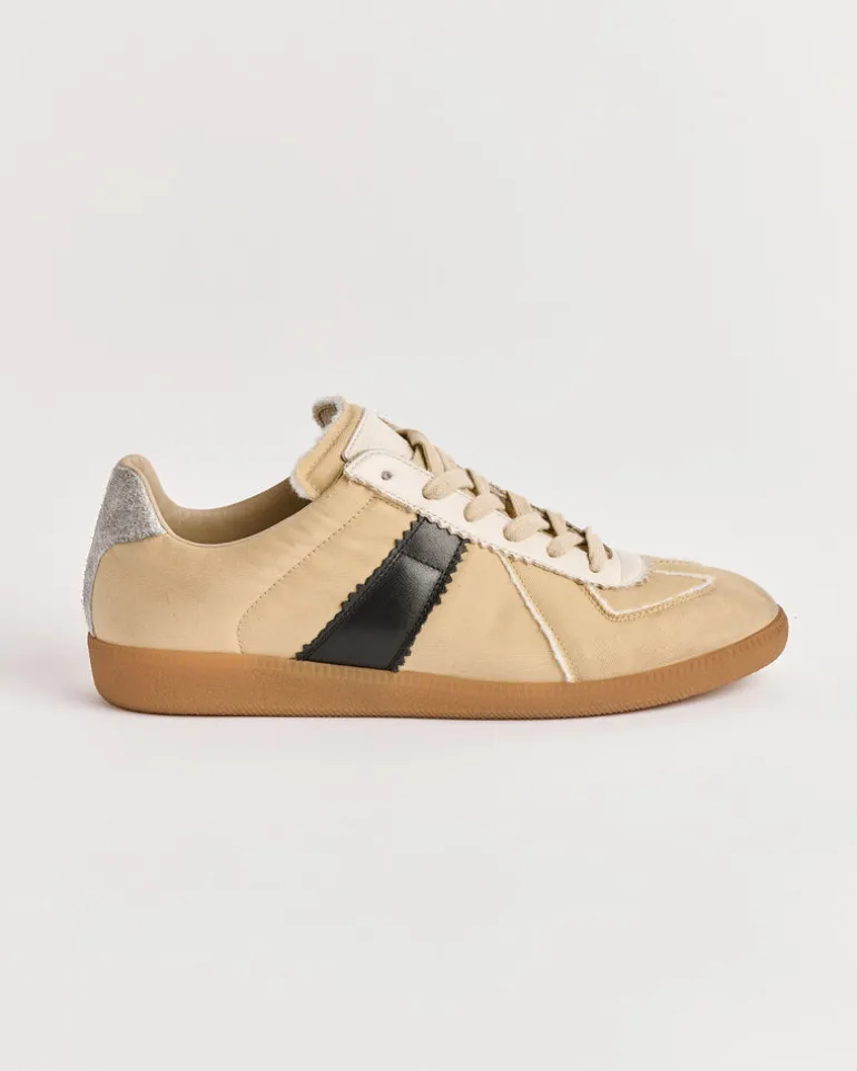 Replica in White/Black