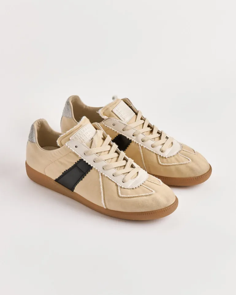 Replica in White/Black