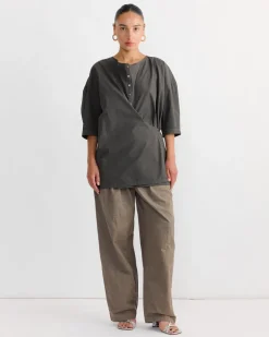 Short Sleeve Twisted Shirt in Dark Brown