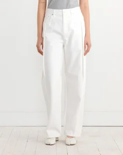 Spring Tuck Jean in White