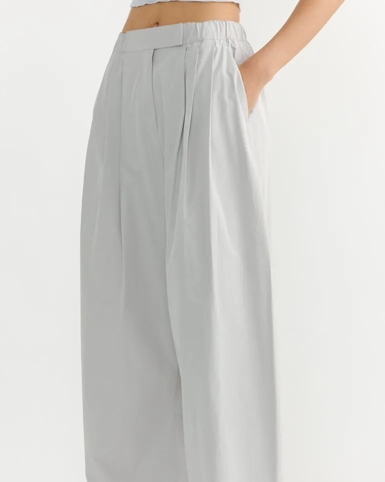 Three Tuck Banding Pant in Grey